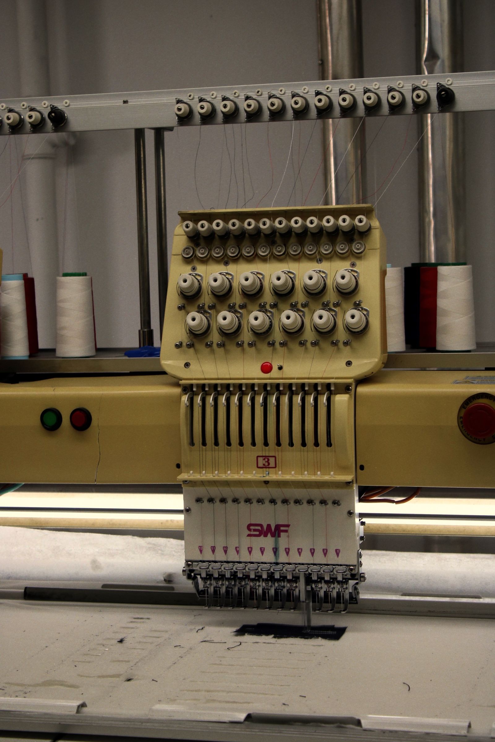 Computerized industrial embroidery machine with multiple thread spools